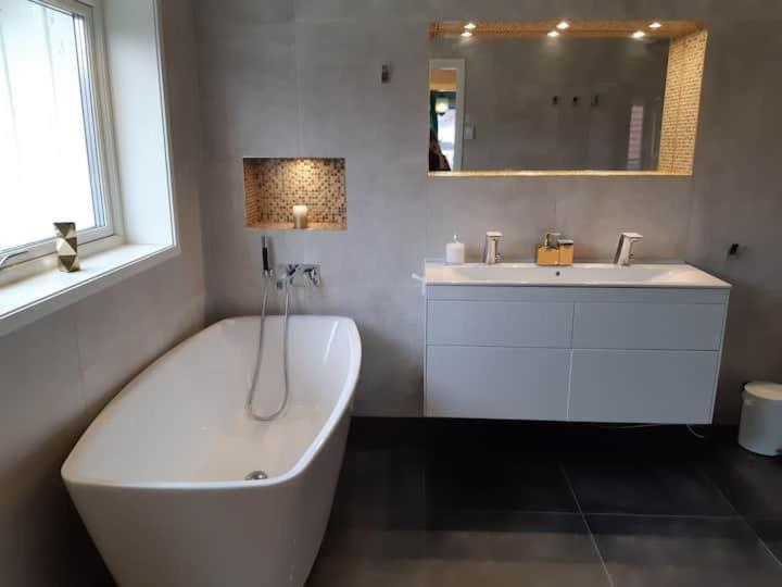 Lyxigt Rum Med Eget/Badrum Med Spa Kaensla เยินเชอปิง ภายนอก รูปภาพ